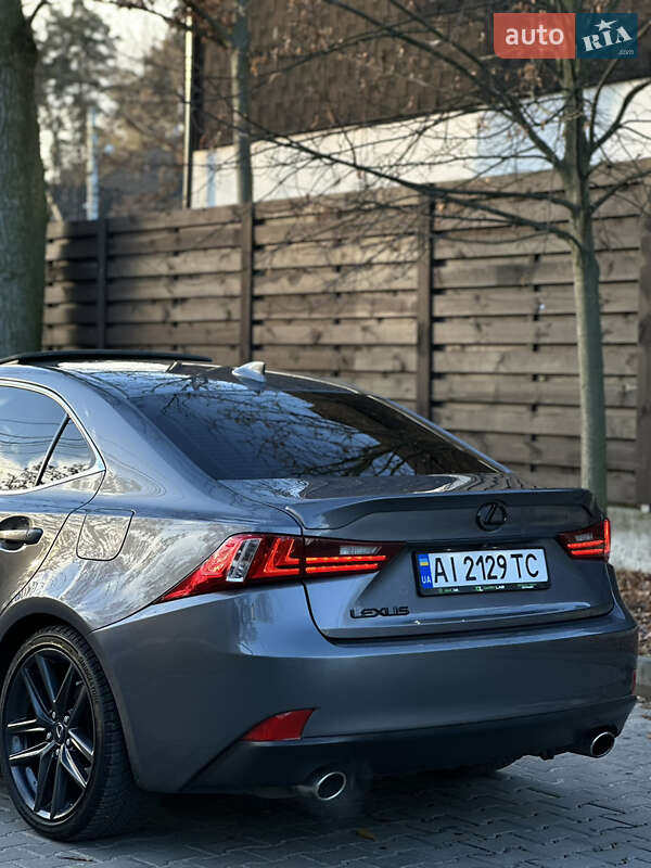 Седан Lexus IS 2013 в Буче