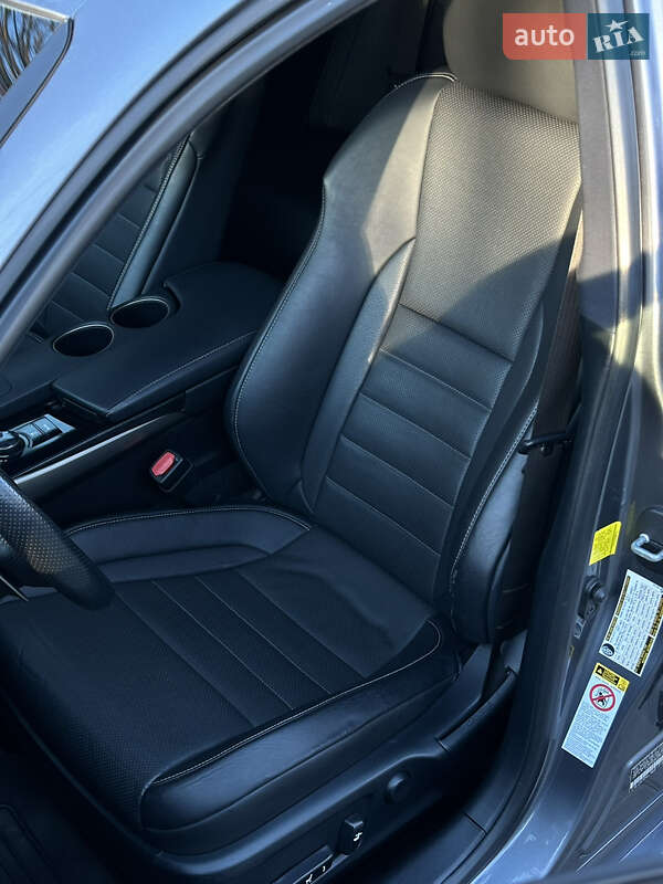 Седан Lexus IS 2013 в Буче