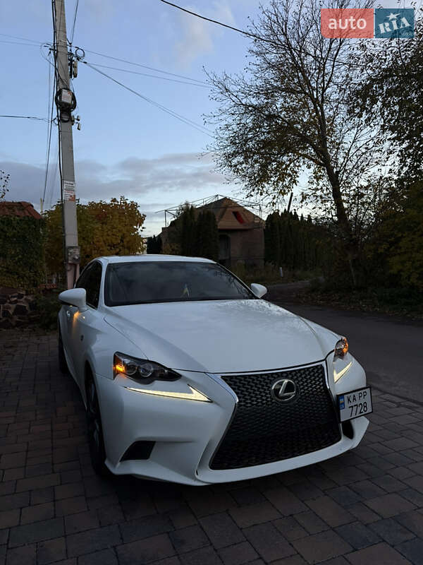 Седан Lexus IS 2015 в Ровно
