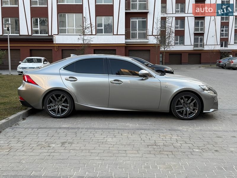 Седан Lexus IS 2015 в Коломиї