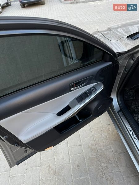 Седан Lexus IS 2015 в Коломиї