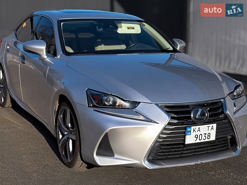 Lexus IS 2019