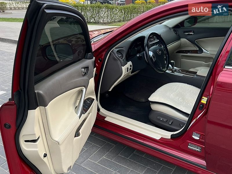 Седан Lexus IS 2012 в Львове