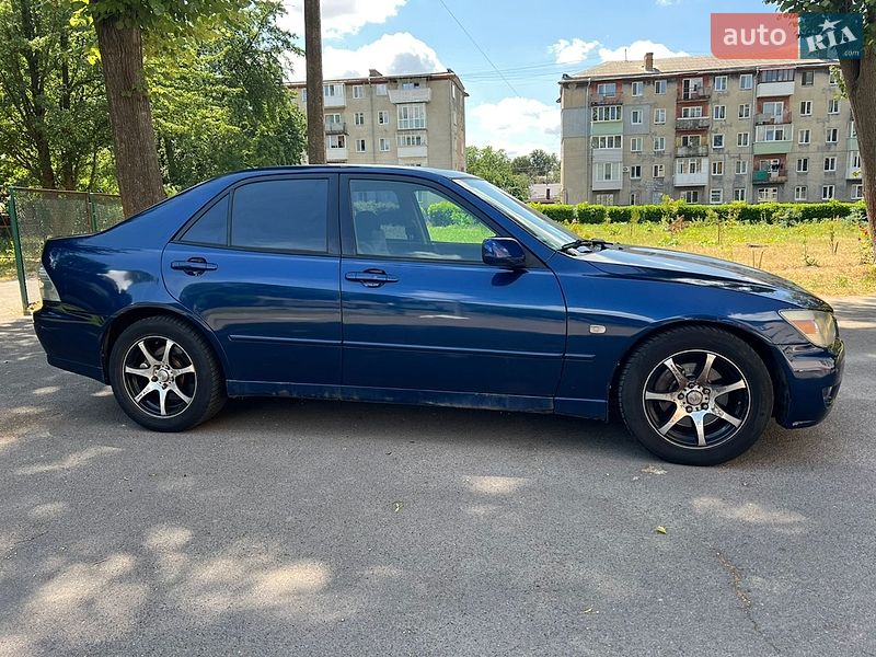 Седан Lexus IS 2000 в Ровно