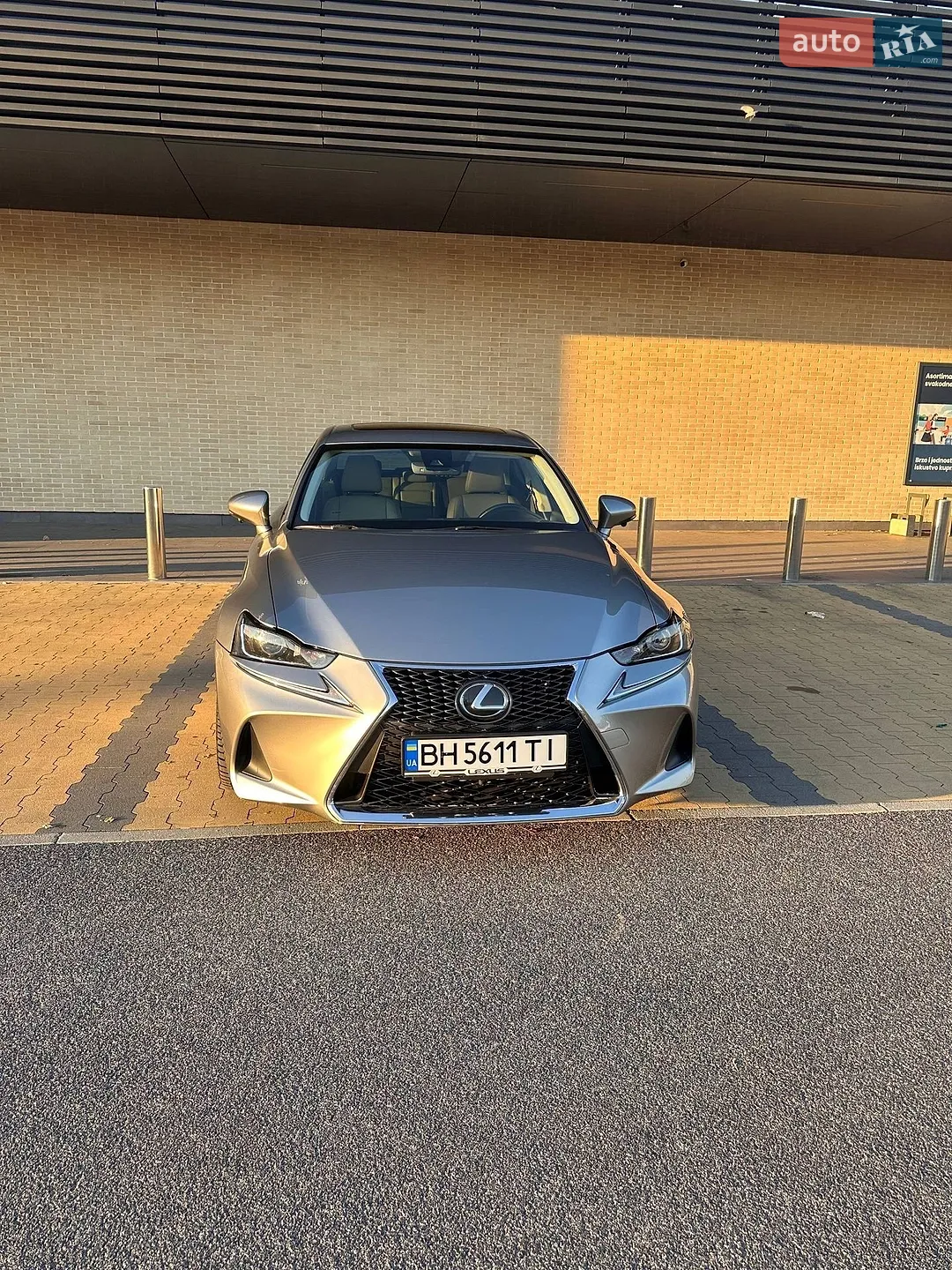 2017 Lexus IS - мініатюра 2