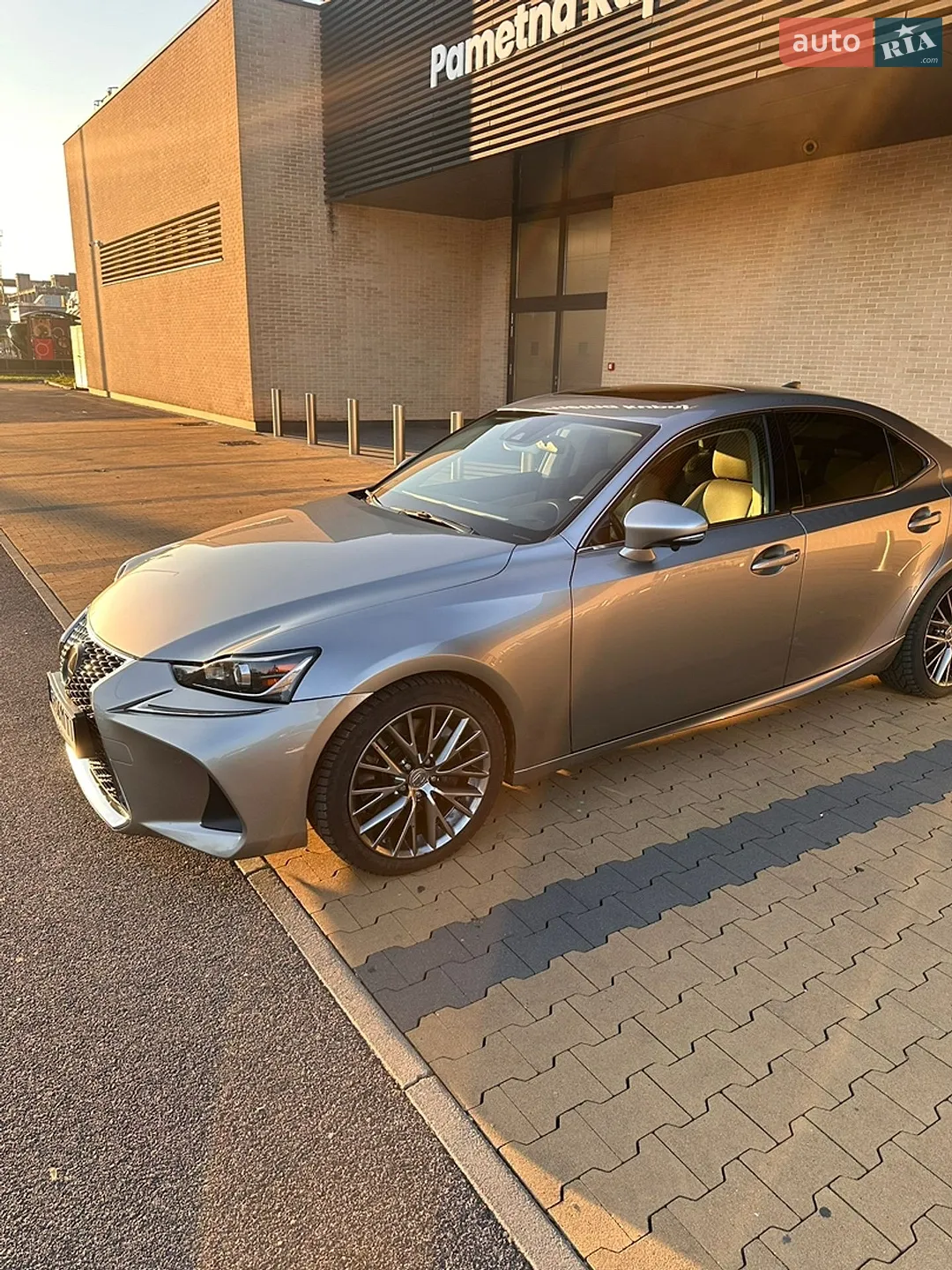 2017 Lexus IS - мініатюра 6