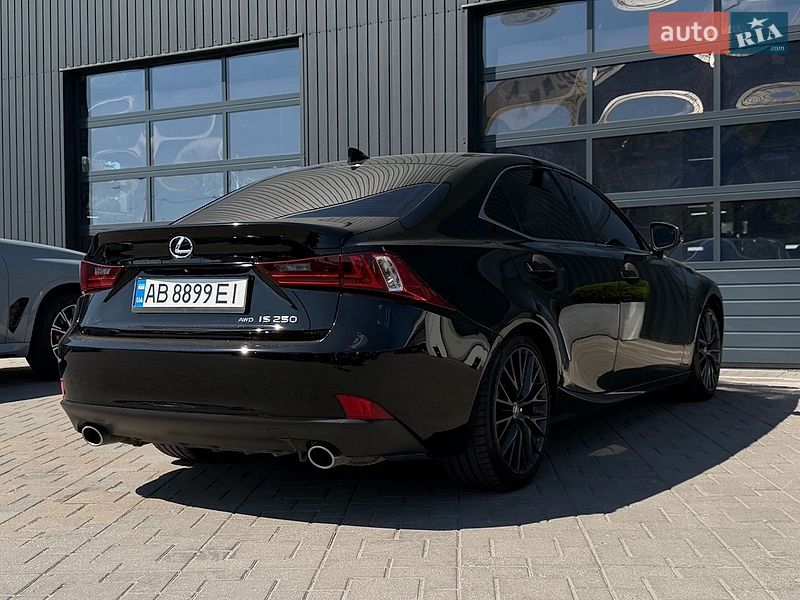 Седан Lexus IS 2015 в Виннице