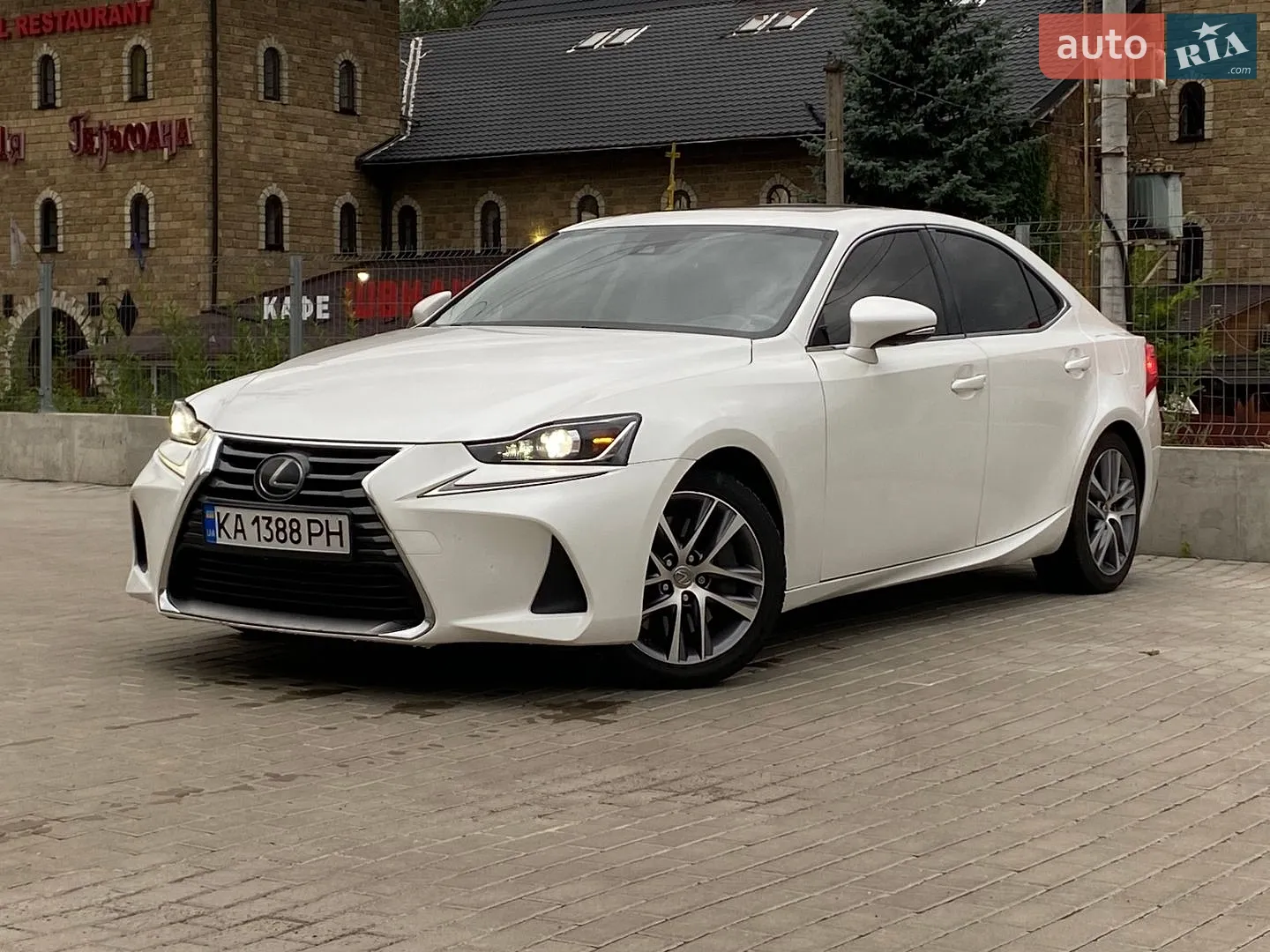 2017 Lexus IS - фото 1