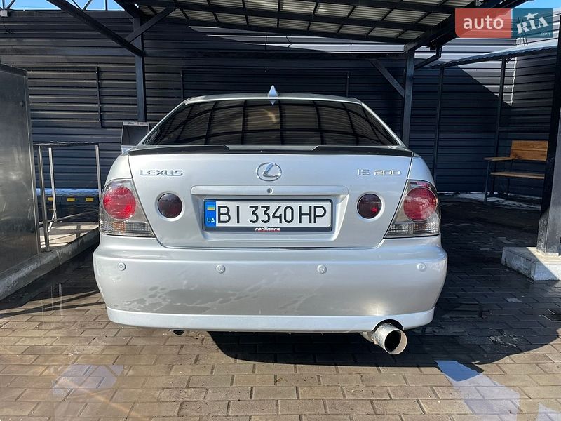 Седан Lexus IS 2000 в Миргороді