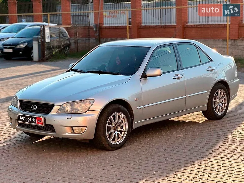 Lexus IS
