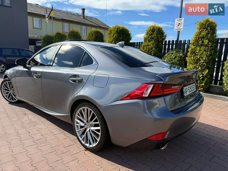 Lexus IS