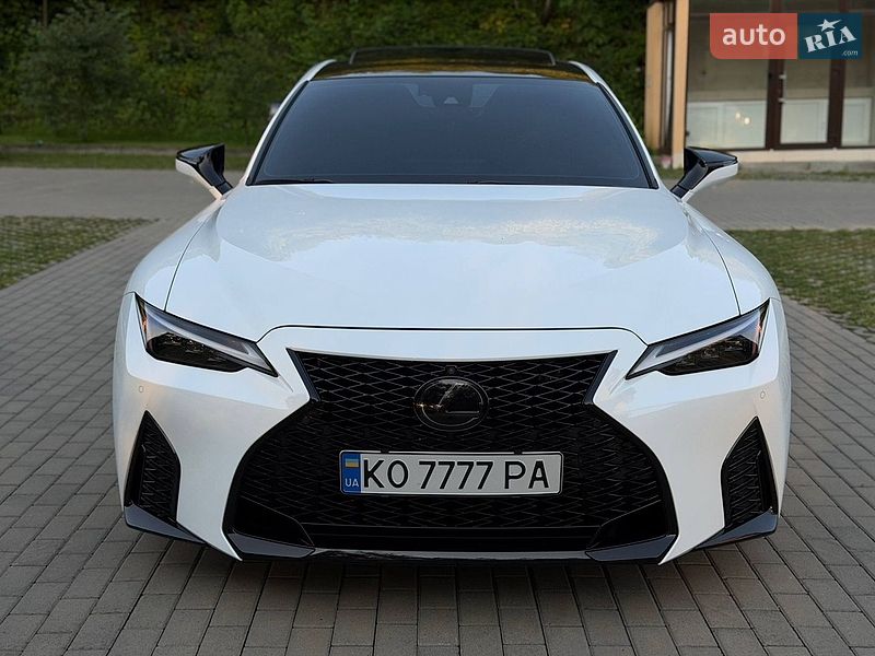 Седан Lexus IS 2023 в Сваляві