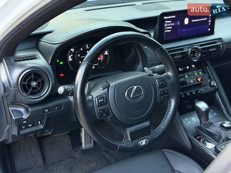 Седан Lexus IS 2023 в Сваляві