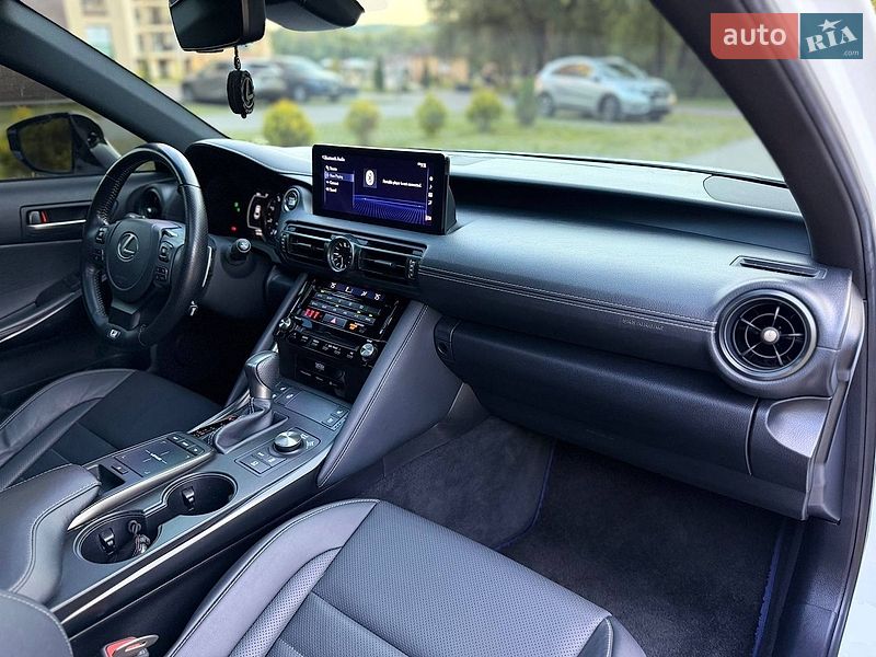 Седан Lexus IS 2023 в Сваляві