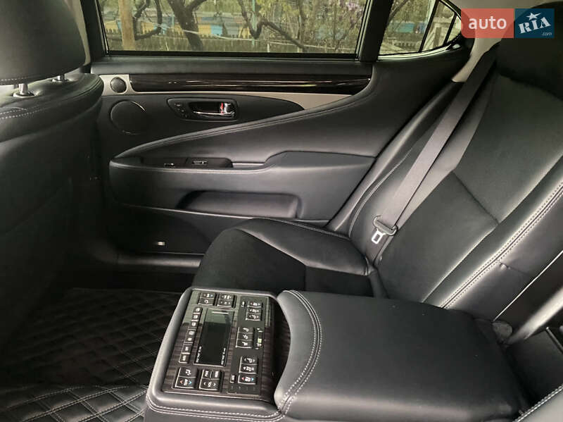 Седан Lexus LS 2014 в Иршаве