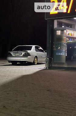 Седан Lexus LS 2001 в 