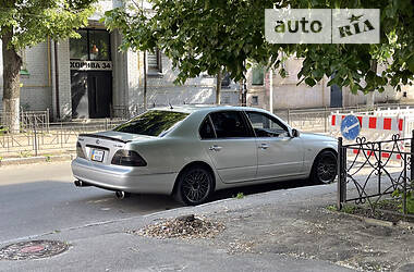Седан Lexus LS 2001 в 