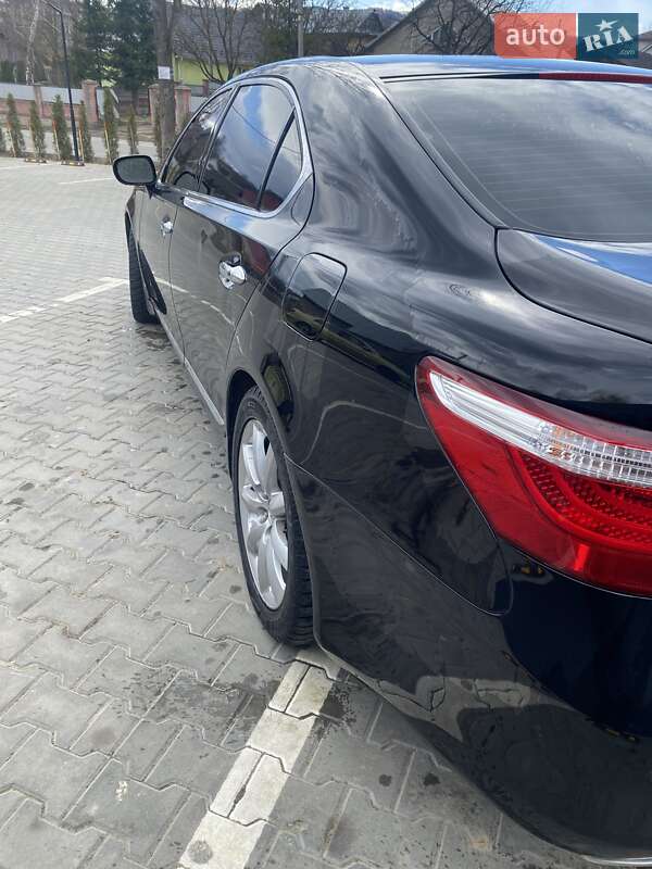 Седан Lexus LS 2007 в Косове