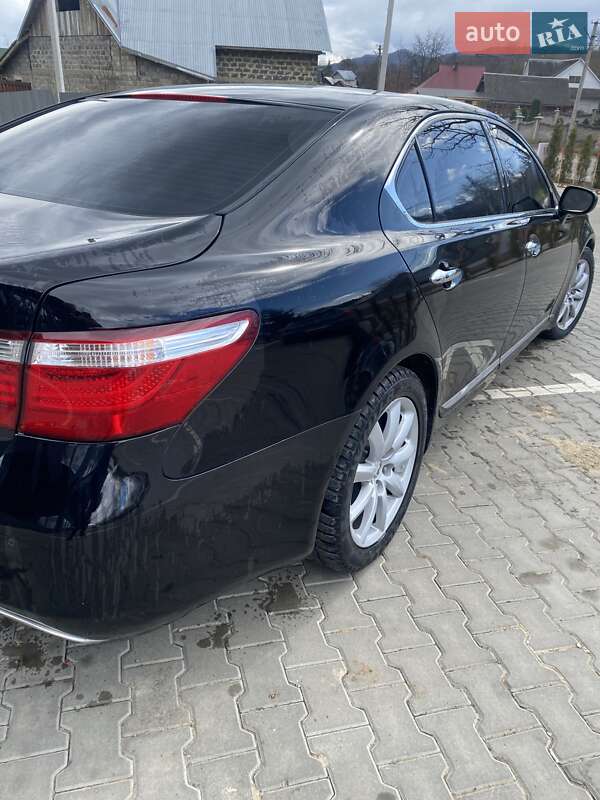Седан Lexus LS 2007 в Косове