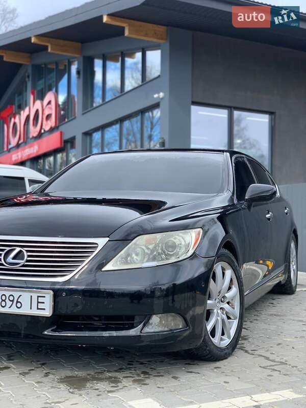 Седан Lexus LS 2007 в Косове