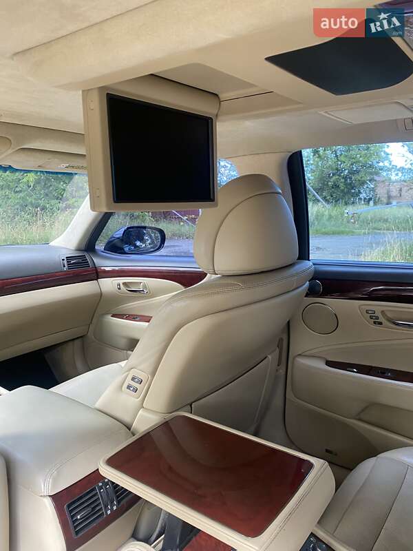Седан Lexus LS 2007 в Косове