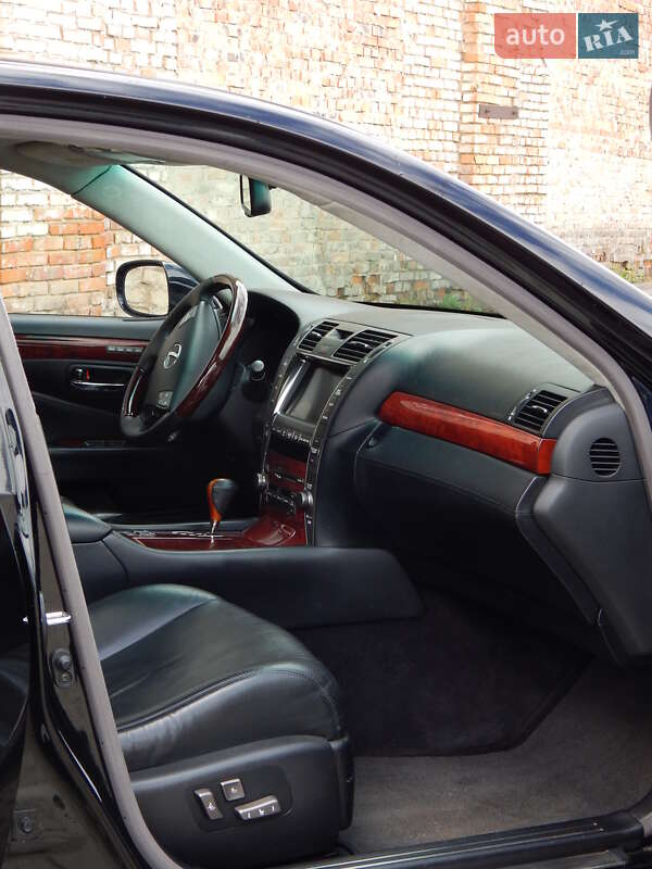 Седан Lexus LS 2007 в Нововолынске