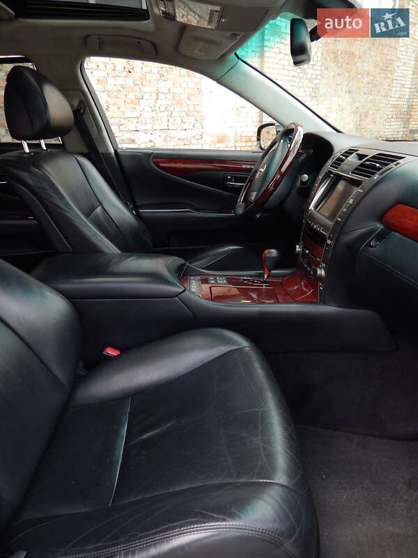 Седан Lexus LS 2007 в Нововолынске