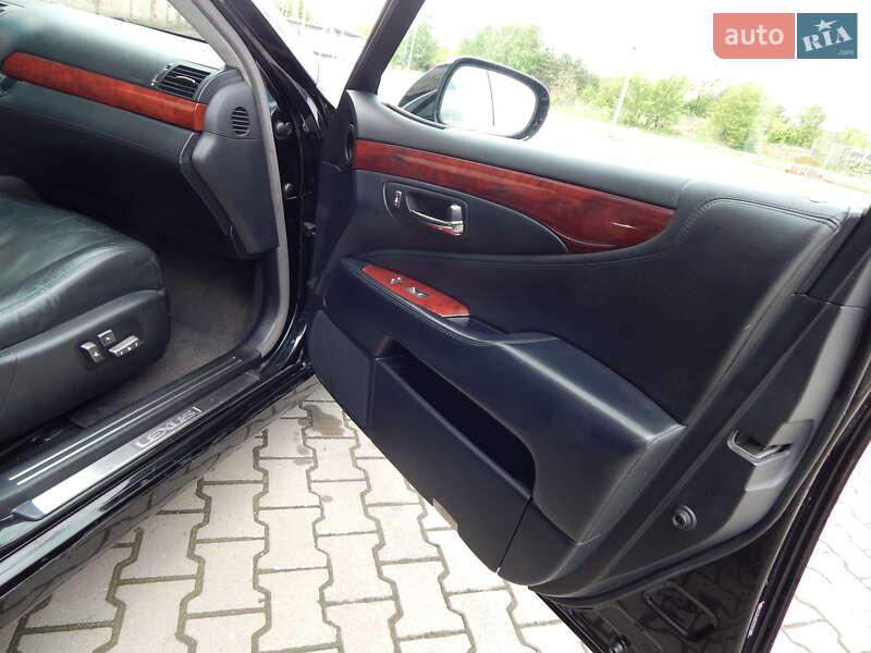 Седан Lexus LS 2007 в Нововолынске