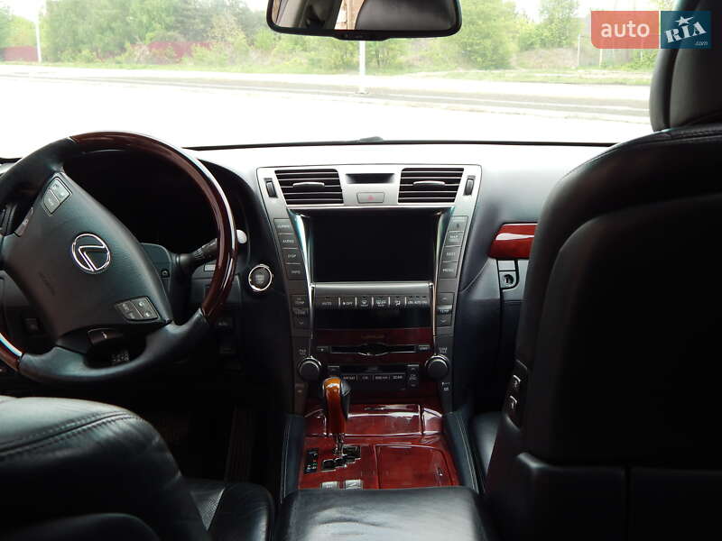 Седан Lexus LS 2007 в Нововолынске