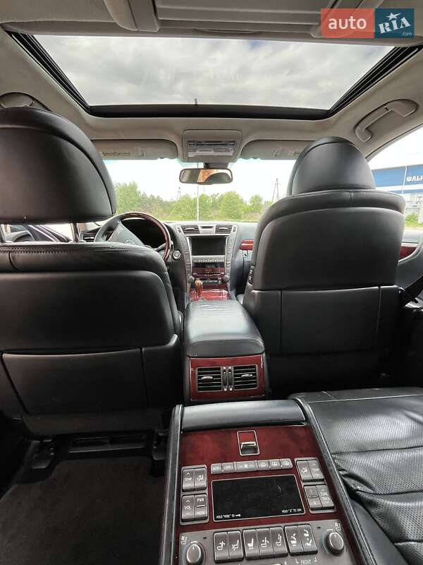 Седан Lexus LS 2007 в Нововолынске