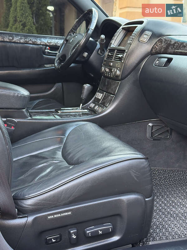 Седан Lexus LS 2004 в Вараше