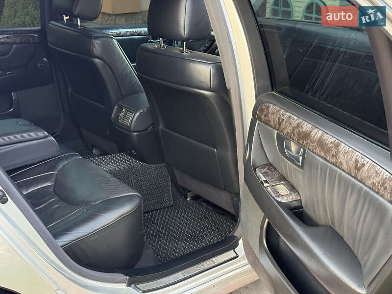 Седан Lexus LS 2004 в Вараше