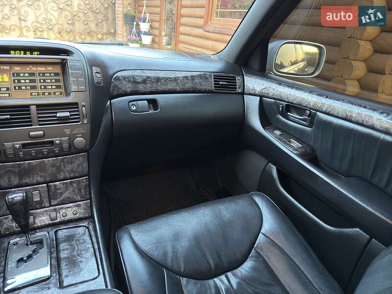 Седан Lexus LS 2004 в Вараше
