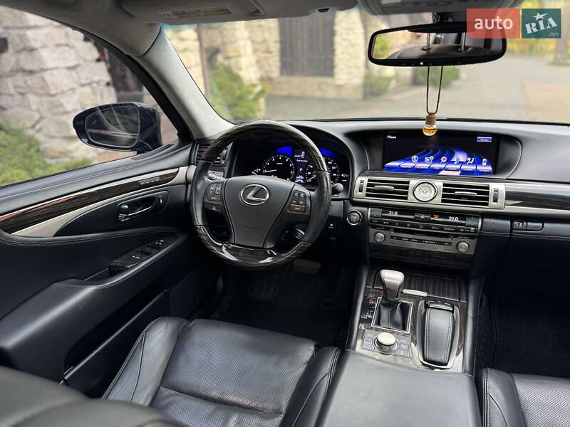Седан Lexus LS 2013 в Львове