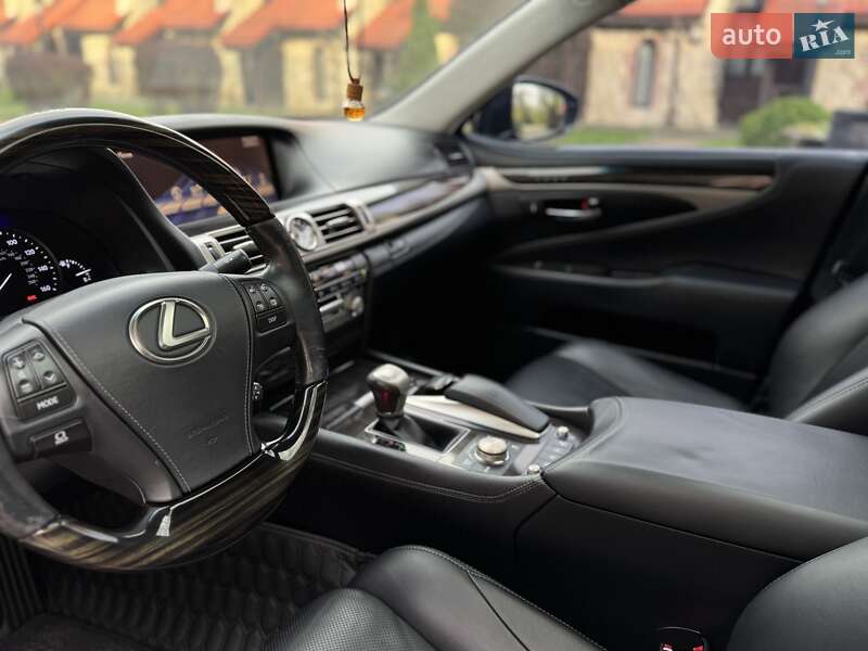 Седан Lexus LS 2013 в Львове