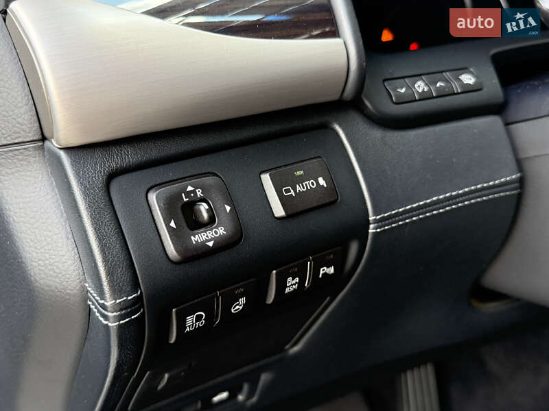 Седан Lexus LS 2013 в Львове