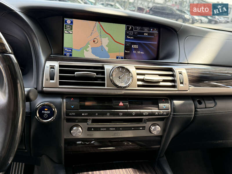 Седан Lexus LS 2013 в Львове