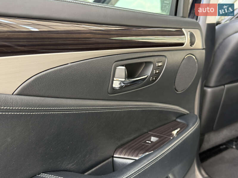 Седан Lexus LS 2013 в Львове