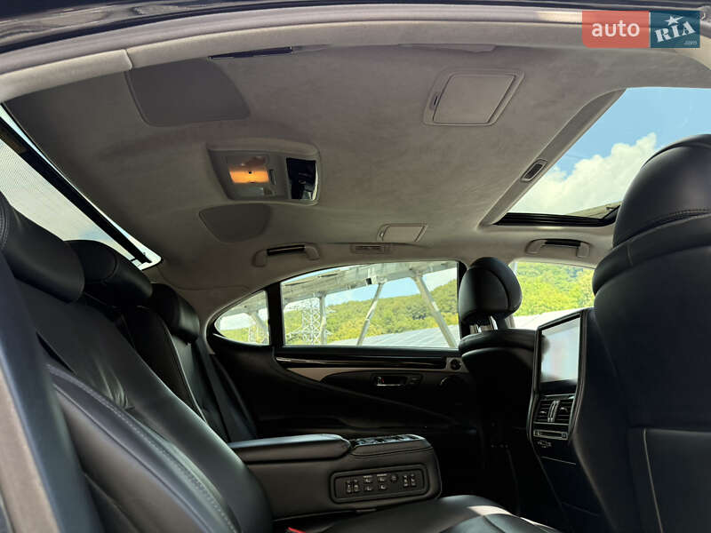 Седан Lexus LS 2013 в Львове