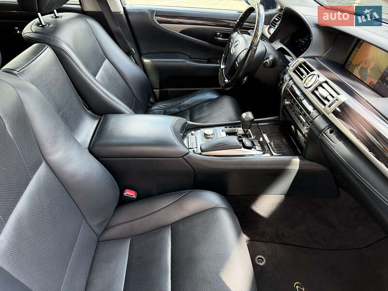 Седан Lexus LS 2013 в Львове