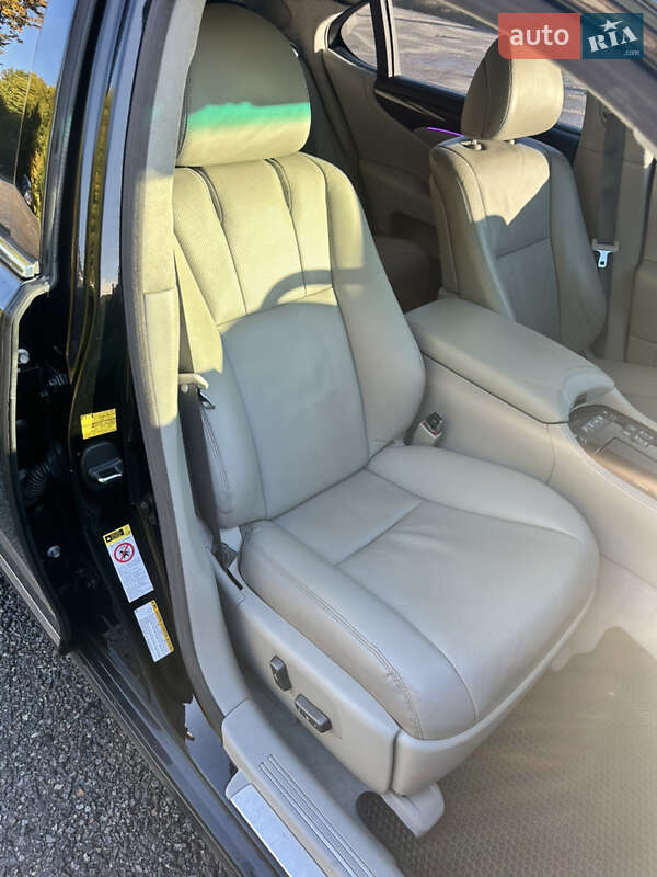 Седан Lexus LS 2010 в Виннице