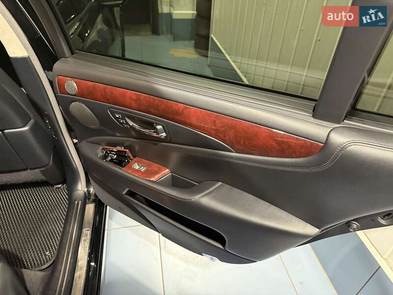 Седан Lexus LS 2008 в Кременчуці