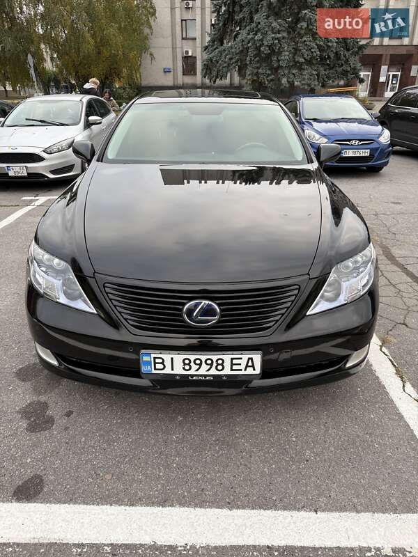 Седан Lexus LS 2008 в Кременчуці