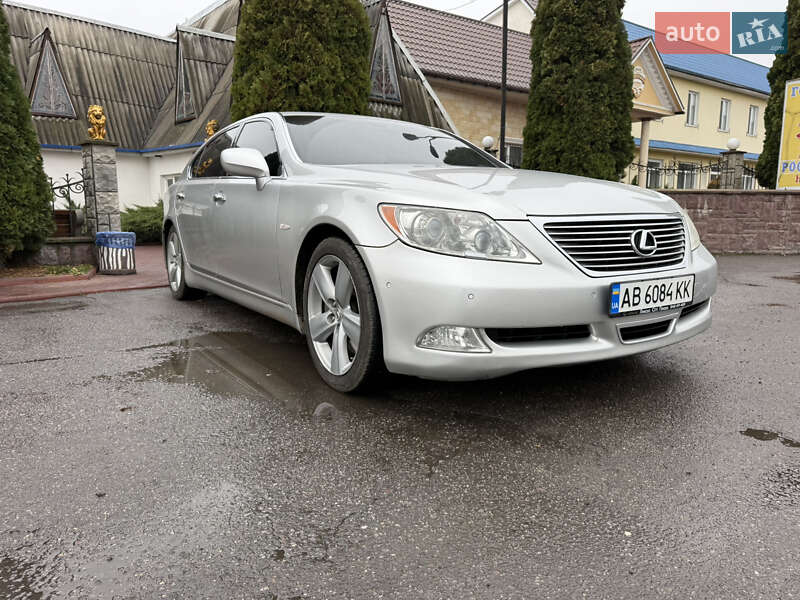 Седан Lexus LS 2007 в Вороновице