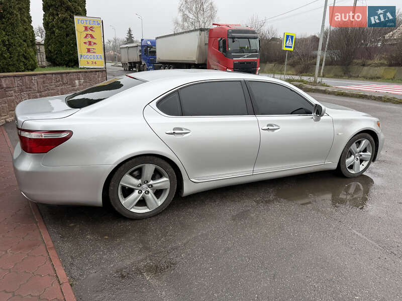 Седан Lexus LS 2007 в Вороновице