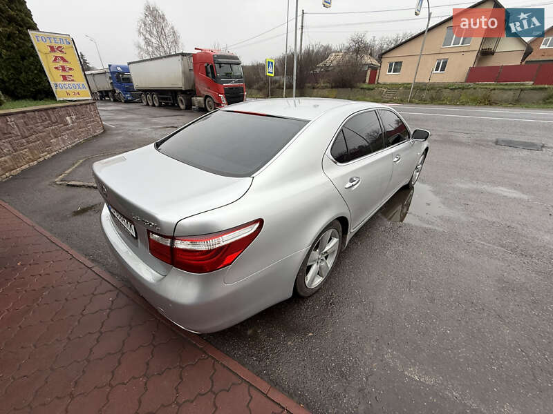 Седан Lexus LS 2007 в Вороновице