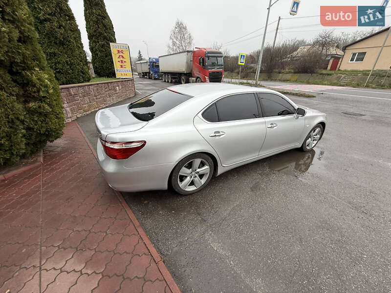 Седан Lexus LS 2007 в Вороновице