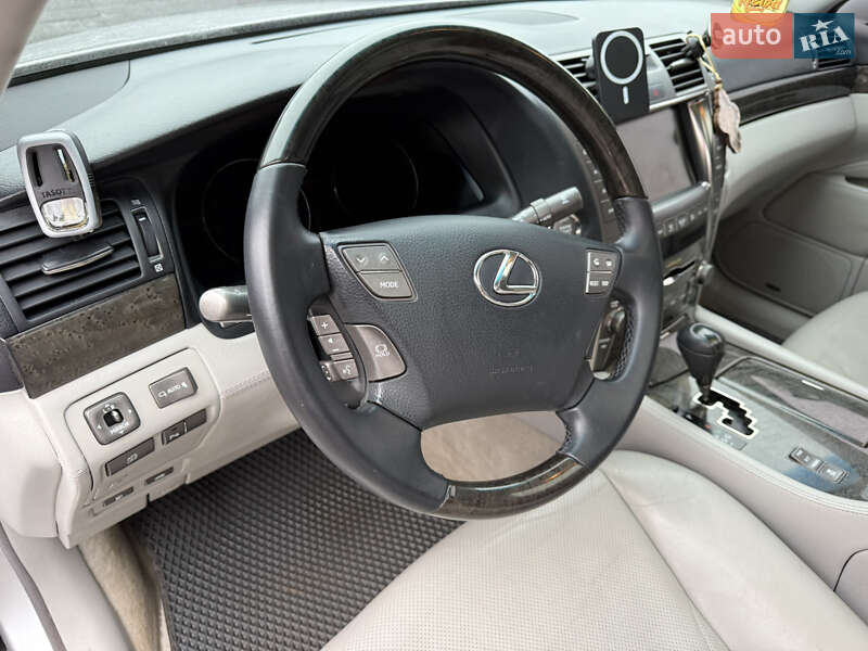 Седан Lexus LS 2007 в Вороновице