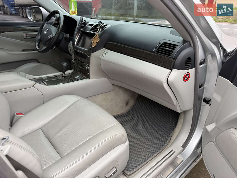Седан Lexus LS 2007 в Вороновице