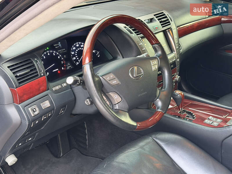 Седан Lexus LS 2007 в Вараше